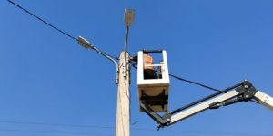 الطارف.. الشروع في تجديد وإعادة الاعتبار لشبكة الإنارة العمومية بعاصمة الولاية