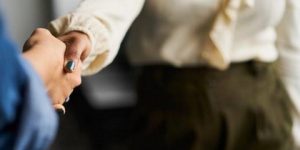 تعرّف على أسباب التعرّق المفرط لليدين وطرق إدارته