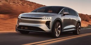 قدمت مزيجاً من المساحة والقدرة على المناورة والرفاهية.. لوسيد جرافيتي بشاشة وسطية 34 إنش ومقاعد خارجية