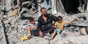 وَلَا تَحْسَبَنَّ اللَّهَ غَافِلًا عَمَّا يَعْمَلُ الظَّالِمُونَ