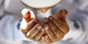 من رق قلبه دمعت عيناه