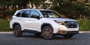 بعد ان لمحت لها من خلال صور تشويقية.. الكشف عن سوبارو فورستر 2025 الهجينة