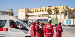 إطلاق نار على قافلة مساعدات إنسانية في غزة.. والهلال الأحمر يتهم الاحتلال