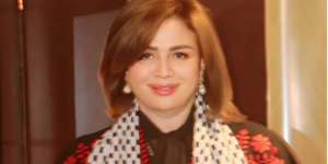 إلهام شاهين ترتدي الزي الفلسطيني أثناء تكريمها في أمريكا: يملأني الحزن والألم على شهداء فلسطين