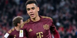 ميسي يفضل جمال موسيالا على بيلينغهام