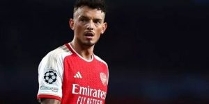 نيفيل يسخر من بن وايت مدافع الغانرز