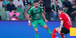 محرز يقود فريقه الأهلي السعودي للفوز أمام الرياض