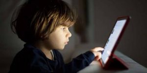 التعرض المفرط للشاشات.. آفة تهدد الصحة العقلية والجسدية للأطفال