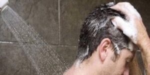 5 أخطاء قد تؤذي البشرة عند الاستحمام في فصل الشتاء