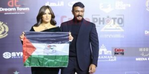 ياسمين عبد العزيز ترفع علم فلسطين في حفل “الأفضل”