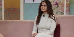 منة عرفة تشعل الجدل بتصريحاتها حول المساكنة: حرام دينيًا ولكن مفيدة اجتماعيًا