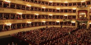 علم فلسطين يرفرف في مسرح “سكالا” الإيطالي.. محتجون يطالبون بوقف “الإبادة”