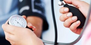 جديد الطب.. كشف مفاجأة عن قراءة انخفاض ضغط الدم