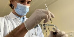 جديد الطب.. ابتكار لصقة تمنع الشعور بالألم عند حقن اللقاحات