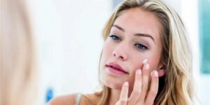 جمال وأناقة.. كيف تختارين المرطب المناسب لبشرتِك الدهنية؟