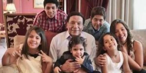 عادل إمام… هذه قصة أحفاده الذين اعتزل من أجلهم