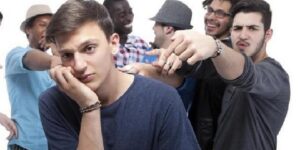 التنابز بالألقاب.. الشرع يُحرّم وعلم النفس يستنكر