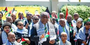 50 محاميا من جنوب أفريقيا يقاضون واشنطن ولندن