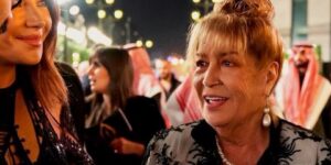 منى واصف تبكي على المسرح وسط تأثر الحضور