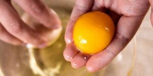 صحتنا في غدائنا.. 8 أسباب تمنعك من تناول صفار البيض