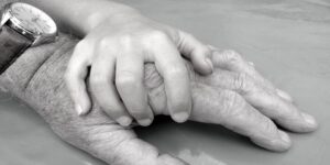 نقل الدم الشاب إلى جسم مسنّ يوقف أعراض الشيخوخة