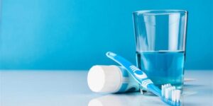 هل فرشاة الأسنان تغني عن غسول الفم؟- طبيب يكشف