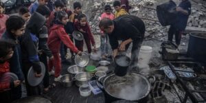 قصف عنيف على قطاع غزة.. والمجاعة تفتك بالغزيين