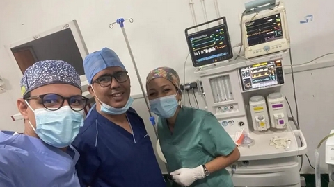 فريق طبي موريتاني يجري عملية جراحية للناجي الوحيد من المجزرة المغربية