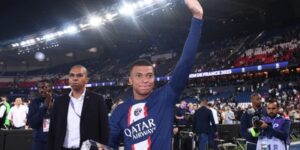 باريس تُودع مبابي على طريقة الكبار