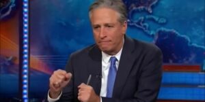 الإعلامي والكاتب الأمريكي جون ستيوارت يدين إسرائيل ويسأل: هل لديكم قنابل تقتل الأفكار؟