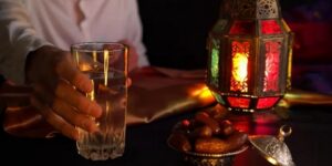 ما بين الإفطار والسحور.. هل تتناول ما يكفيك من الماء؟