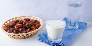 الحليب او الماء- أيهما أفضل مع التمر لكسر الصيام؟