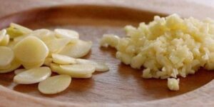 نصائح وتدابير.. طرق سهلة لتخزين الثوم في الثلاجة