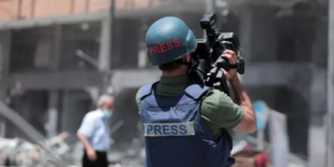 حماس : اعتقال طواقم صحفية من مجمع الشفاء جريمة حرب