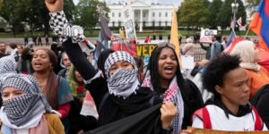 قاطعوا كلمة بايدن.. متظاهرون بامريكا يطالبون بإدخال المساعدات إلى غزة