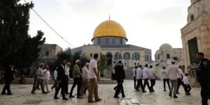 عشرات المستوطنين يقتحمون باحات المسجد الأقصى