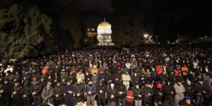 أكثر من 100 ألف فلسطيني يؤدون صلاتي العشاء والتراويح في المسجد الأقصى