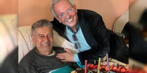 الفنان سيد علي بن سالم يفاجئ الفنان صالح أوڨروت بالمستشفى للاحتفال بعيد ميلاده