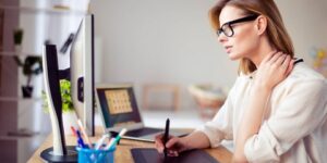 “الرقبة التقنية”… آلامها تمتد إلى سائر الجسم