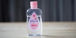 زيت جونسون.. فوائد خيالية للوجه والبشرة