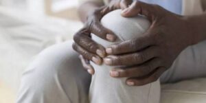 المرض الذي يهدد الجميع.. إرشادات مهمة للتعامل مع هشاشة العظام وآلام المفاصل