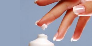 نصائح جمالية.. خلطة الفازلين لإطالة الأظافر وترطيبها