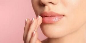 زيت جوز الهند والعسل.. 3 وصفات طبيعية لشفاه نضرة ووردية