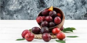 مطبخك الصحي.. هل البرقوق يهيج القولون؟