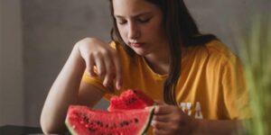 لعشاق البطيخ.. 3 أسباب تمنعك من تناوله ليلًا