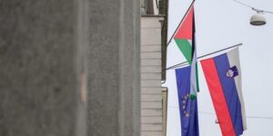 “سلوفينيا” تعترف رسميا بدولة فلسطين وترفع علمها أمام البرلمان
