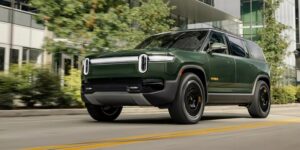 الكشف عن  ريفيان R1S و R1T موديل 2025