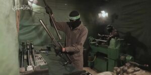 كتائب القسام تنشر فيديو لورشة تصنيع أسلحة في أثناء الحرب