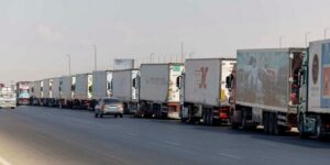 وسط تحذيرات من مجاعة جديدة.. أكثر من 2000 شاحنة مساعدات عالقة في معبر رفح