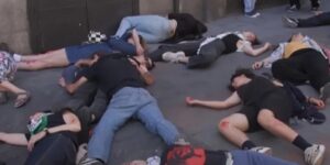 نشطاء إسبان يحاكون مجازر الاحتلال في غزة وسط مدريد